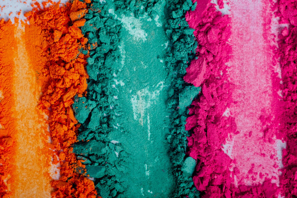 Pose plate de fard à paupières multicolore lumineux cassé comme échantillons et échantillons de produits cosmétiques de beauté isolés sur fond blanc - Photo, image