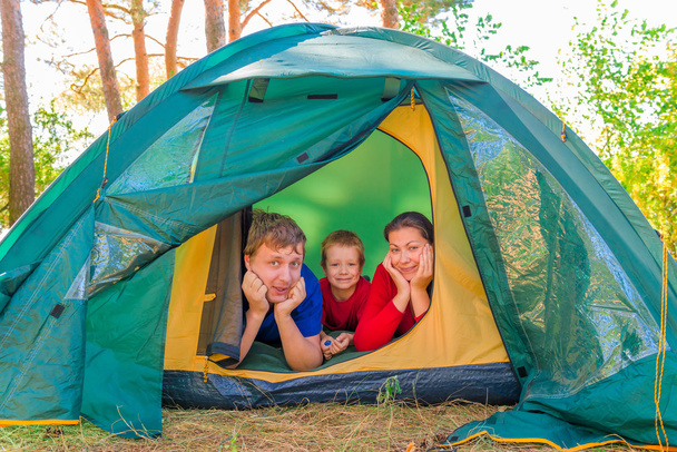 щаслива сім'я на вихідних у таборі
  - Фото, зображення