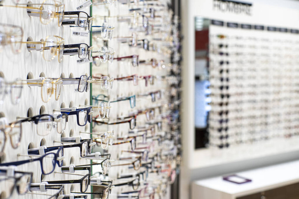 A special device for checking person's vision at the eyewear shop - Φωτογραφία, εικόνα