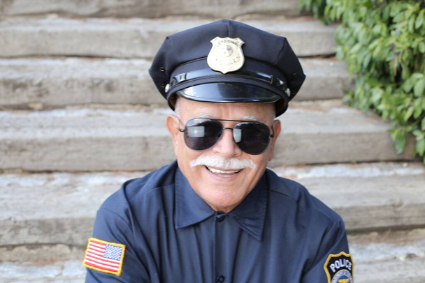 zbliżenie portret przystojny senior mężczyzna w policjant kostium na zewnątrz - Zdjęcie, obraz