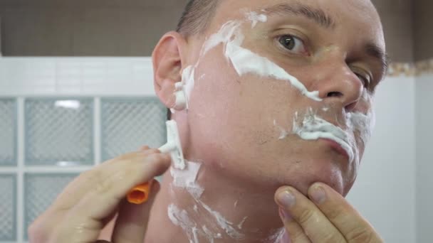 Férfi borotválkozás borotvával - Felvétel, videó