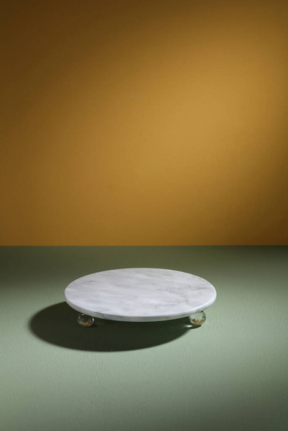 Puste szare marmurowe tacki na zielonym stole z jasnym tłem - Zdjęcie, obraz