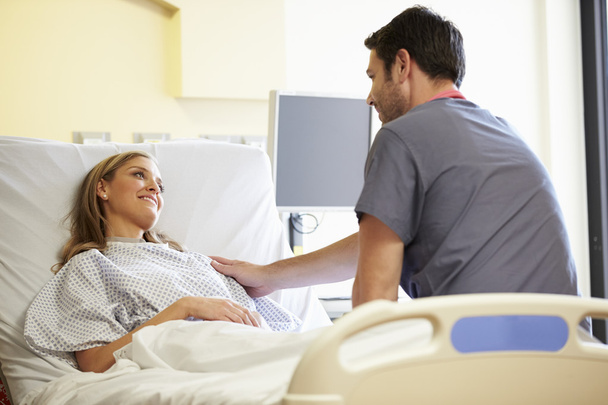 Male Nurse Talking With Female Patient In Hospital Room - Фото, изображение