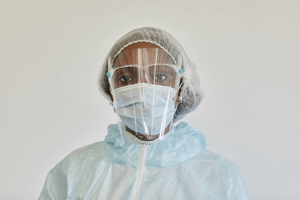 PPE Takım Elbiseli San Yorgun Hemşire - Fotoğraf, Görsel