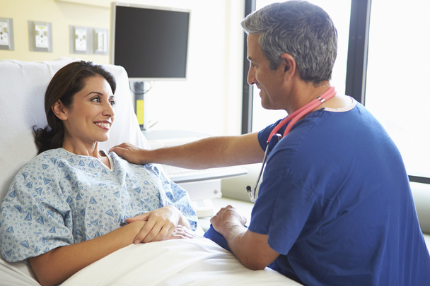 Male Nurse Talking With Female Patient In Hospital Room - Valokuva, kuva