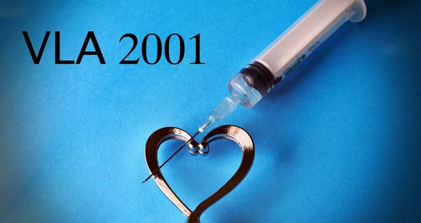 Выстрел из шприца с сердцем, концепция новой вакцины против коронавируса под названием "Vla 2001" - Фото, изображение