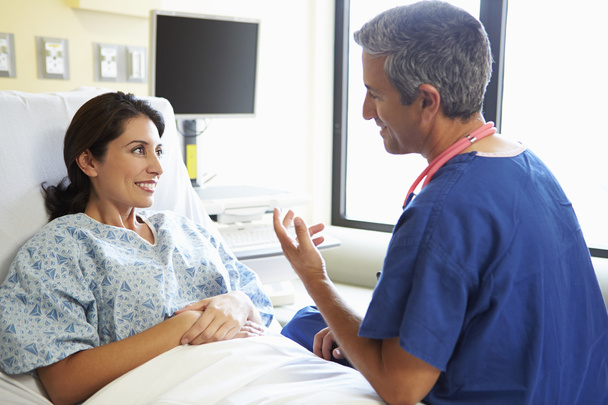 Male Nurse Talking With Female Patient In Hospital Room - Foto, Imagen