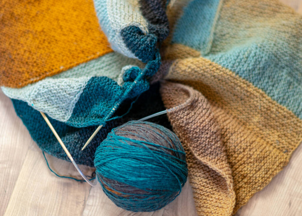 fotografie s barevným pletením, jehlicemi a kuličkou vlny, pletení jako koníček, ruční práce - Fotografie, Obrázek