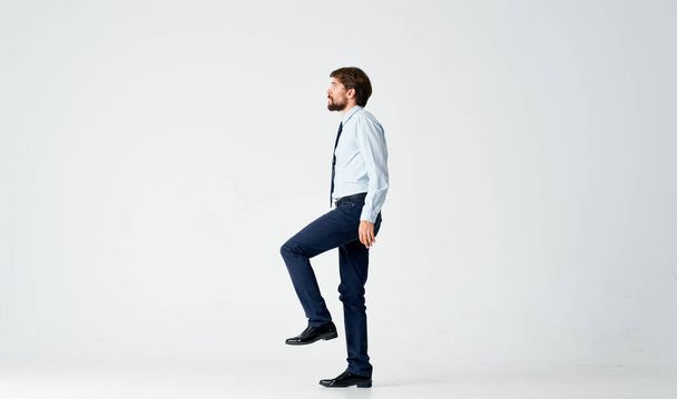 hombre de negocios en camisa con corbata emociones movimiento posando estudio - Foto, Imagen
