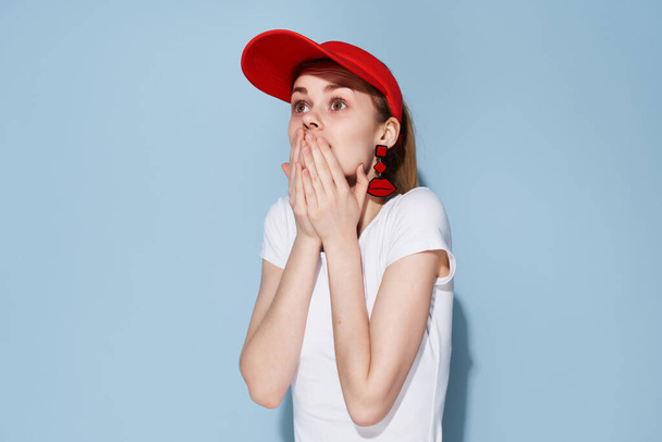 мила дівчина в червоній шапці літня мода позує спосіб життя
 - Фото, зображення