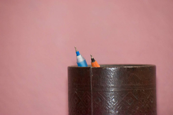 Traditioneller schwarzer Kugelschreiber-Halter aus Bangladesch auf hellem Hintergrund. - Foto, Bild