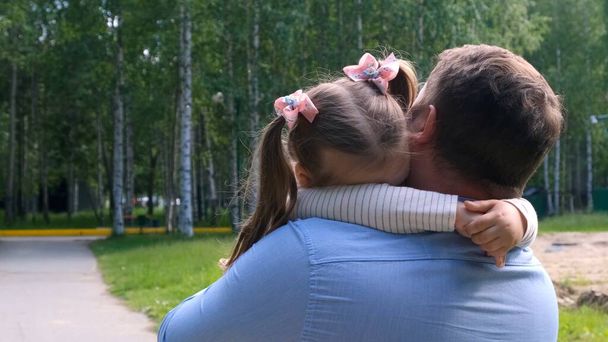 Güçlü Baba, tatlı bir kızı kollarında tutuyor, 3 yaşında, ona sarılıyor ve sarılıyor. Ebeveynlik kavramı, baba-kız ilişkisindeki sorunları aşmak, hastalık, korku... - Fotoğraf, Görsel