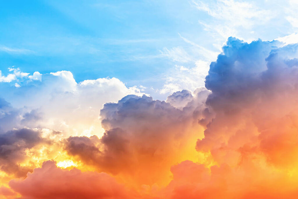 fel oranje zonlicht op pluizig bewolkt aan blauwe hemel met zonlicht - Foto, afbeelding