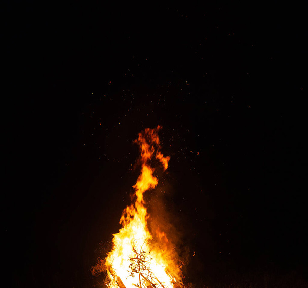 Big beautiful bonfire in the night forest in the holiday bath. Tourism and recreation in the forest against the background of the night sky - Foto, Imagem