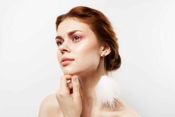 attraktive Frau flauschige Ohrringe Make-up nackte Schultern Luxus - Foto, Bild