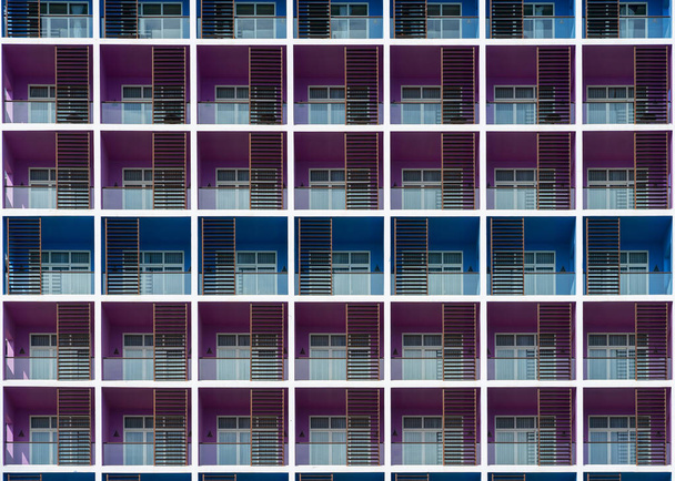 Fasáda obytné budovy. Moderní barevná fasáda bytového domu. Pohled zepředu - Fotografie, Obrázek