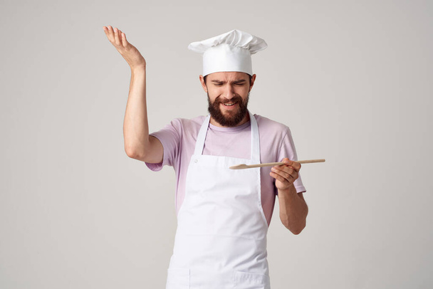 chef masculino en cocina uniforme cocina profesional - Foto, imagen