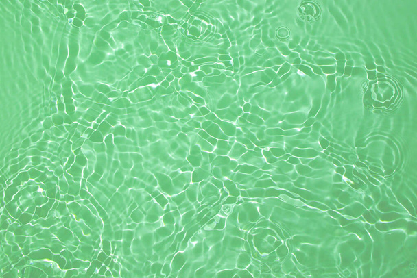 πράσινο διαφανές καθαρό νερό επιφάνεια υφή καλοκαιρινό φόντο - Φωτογραφία, εικόνα