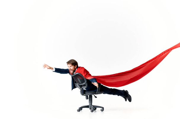 επιχειρηματίας σε κόκκινο μανδύα γραφείο διαχειριστή superman - Φωτογραφία, εικόνα