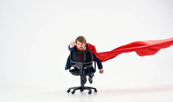 hombre de negocios en traje rojo capa superhéroe gerente oficina - Foto, Imagen