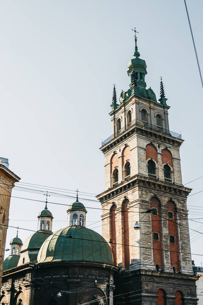 Вид на дах церкви Дорміцій, Корняцька вежа у Львові.. - Фото, зображення