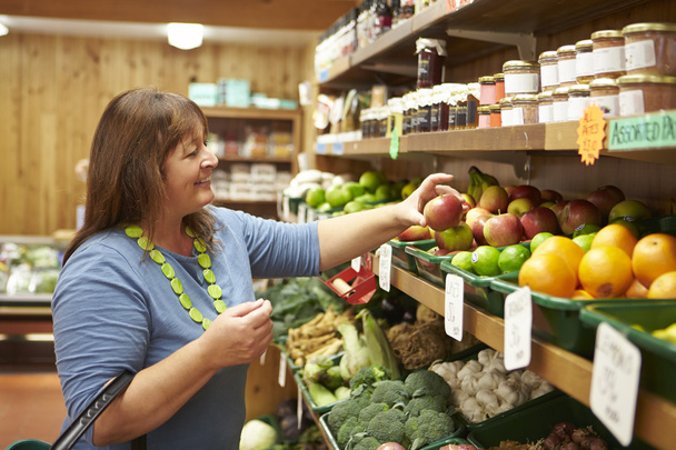 Female Customer At Vegetable Counter Of Farm Shop - Zdjęcie, obraz