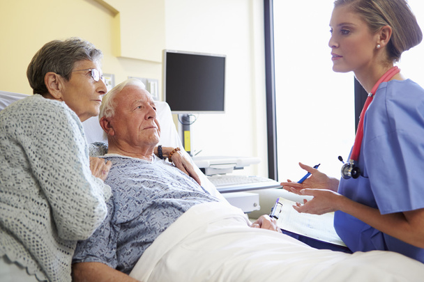 Nurse Talking To Senior Couple In Hospital Room - Фото, зображення