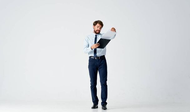 homme d'affaires en chemise avec documents en studio - Photo, image