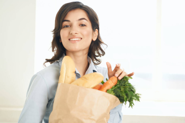 かわいいブルネット食品バッグ野菜健康食品ライフスタイル - 写真・画像