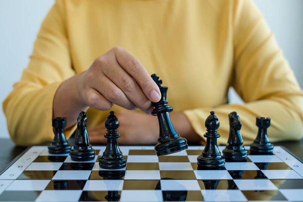 Mão de empresária em movimento, xadrez em competição mostra liderança, seguidores e estratégias de sucesso de negócios. - Foto, Imagem