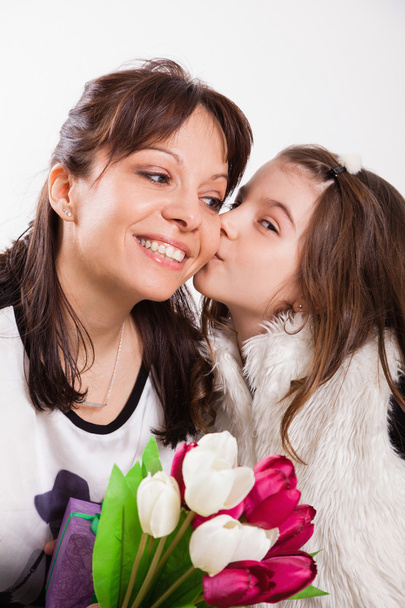 Ragazza baciare e dare fiori madre
 - Foto, immagini
