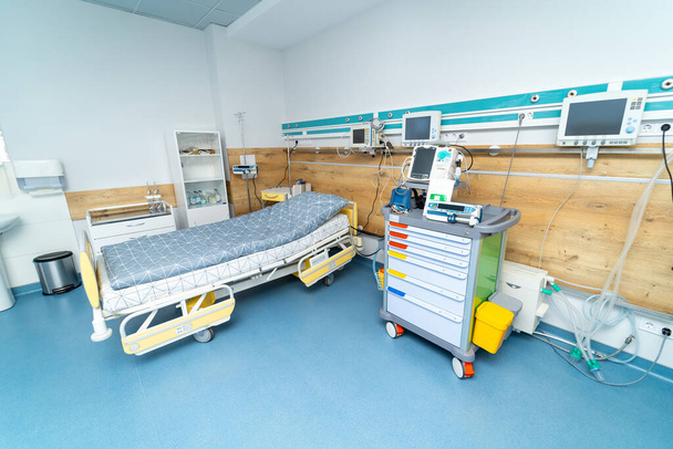 Modern light ward in new hospital. Medical hospital equipment indoor. - Fotografie, Obrázek