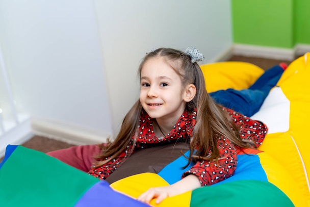 Small cute girl in playful room. Adorable little smilling kid girl. - Foto, afbeelding