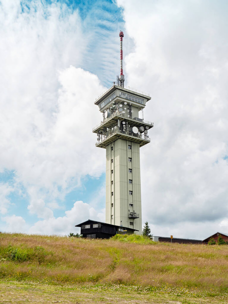 Παλιός πύργος μετάδοσης στο βουνό Klinovec με συννεφιασμένο ουρανό σε backgground. Ορεινά όρη, Τσεχική Δημοκρατία - Φωτογραφία, εικόνα