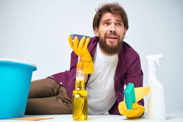 человек с моющим средством уборка квартиры предоставление услуг - Фото, изображение