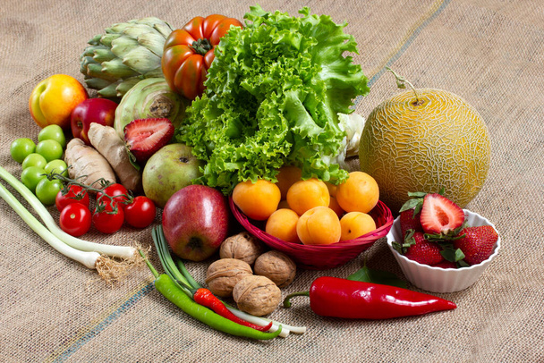 verduras y frutas frescas mezcladas - Foto, imagen