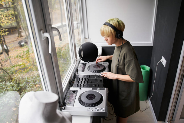 Woman produce electronic soundtrack or track in project - Valokuva, kuva