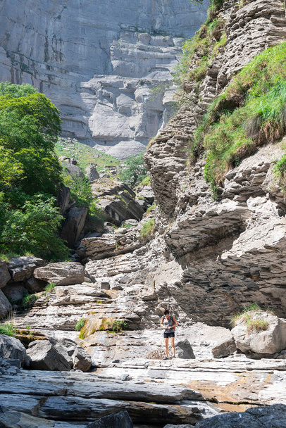 mujer trekking a la fuente del nervion en la provincia de vizcaya a través de un cañón rocoso - Foto, imagen