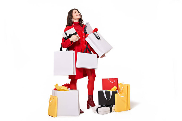 Mujer comprador sosteniendo bolsas de compras mientras mira hacia arriba - Foto, imagen
