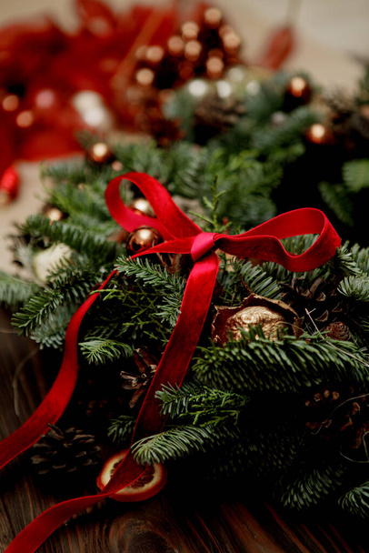 elements of Christmas decor (red Christmas balls, close-up) - Fotografie, Obrázek
