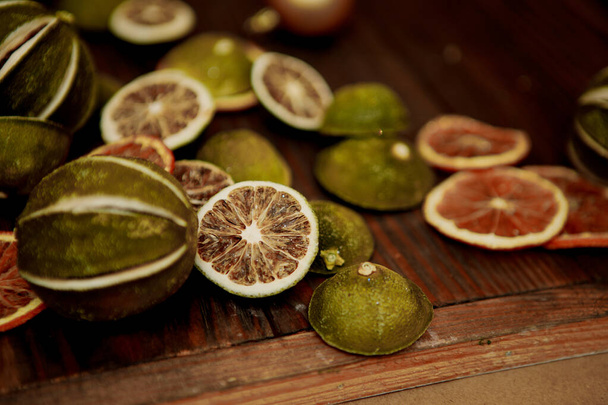 Elemente der Weihnachtsdekoration (getrocknete Zitronen-, Limetten- und Orangenkeile) - Foto, Bild