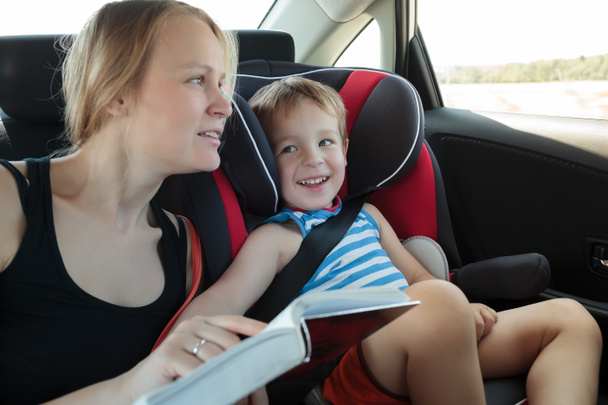 matka, czytając książkę na syna w samochodzie - Zdjęcie, obraz