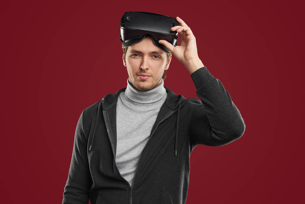 Young man with virtual reality goggles - Foto, immagini