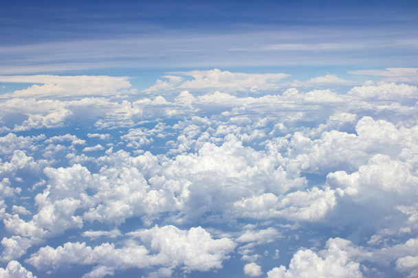 Nubes y cielo azul, Visto desde una ventana de avión
 - Foto, imagen