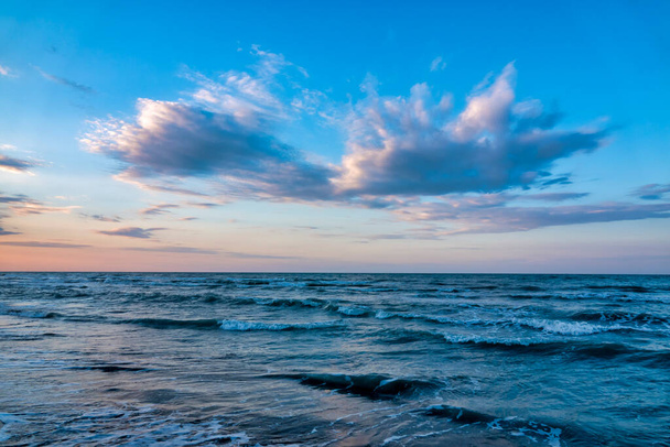 Закат над Адриатическим морем, Сильва-Марина, Италия - Фото, изображение