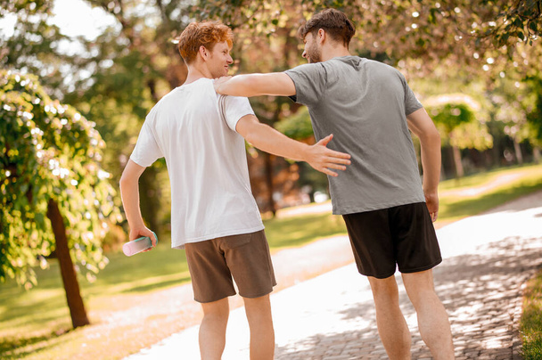 Barátok séta edzés után a parkban - Fotó, kép