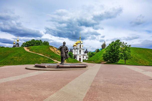 Panorama of the monument to Yuri Dolgoruky and the ramparts of the Dmitrov Kremlin. Dmitrov, Moscow Region, Russia-July 2021 - Foto, Imagen