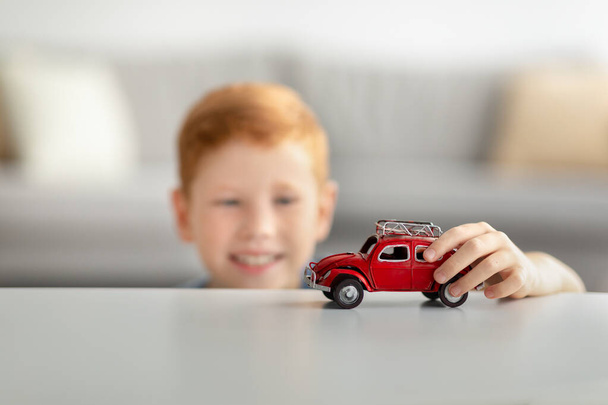 Foco seletivo no brinquedo do carro vermelho na mesa branca - Foto, Imagem