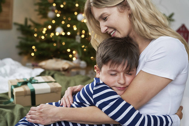 Máma a syn spolu tráví Vánoce - Fotografie, Obrázek