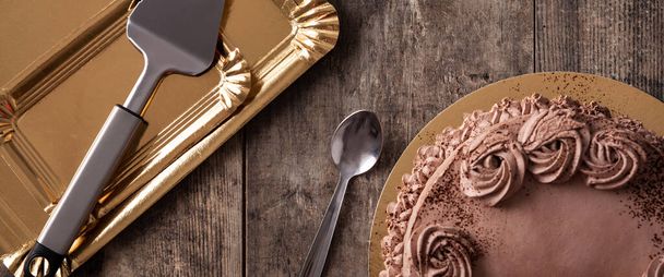 Ένα κομμάτι κέικ σοκολάτας σε ξύλινο τραπέζι. Προβολή πανοράματος - Φωτογραφία, εικόνα